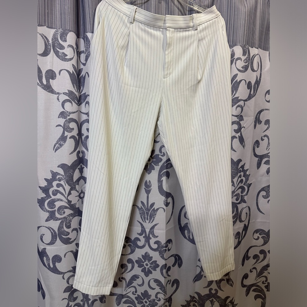 EUC‎ Uniqlo Striped Dress Pants Size Large